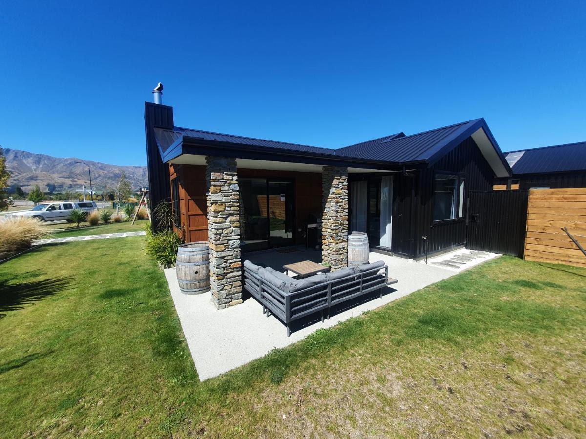 Hawea Heaven: Superking Beds + Hot Tub + Mountain Villa Wanaka Exterior photo